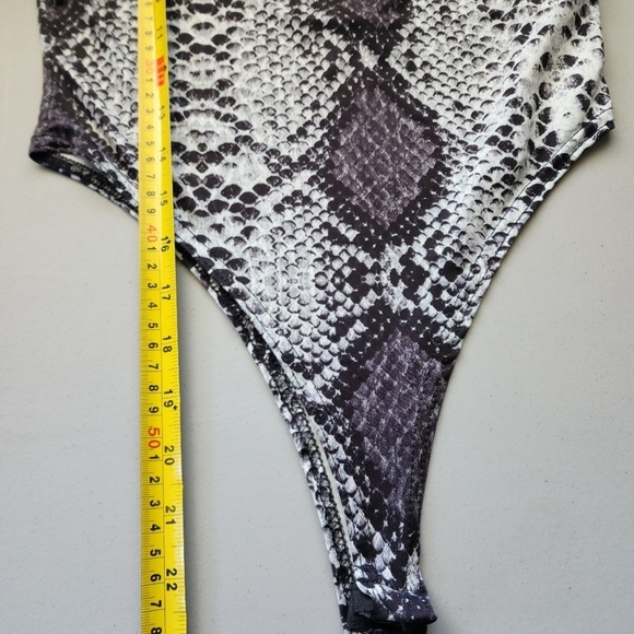 Boohoo Off The Shoulder Gray Asymmetric Snake Print Bodysuit Top  Size 8 NWT - Picture 6 of 6